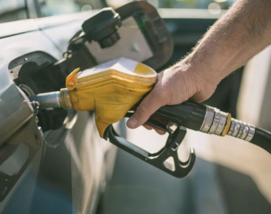 Giá xăng bật tăng trở lại, RON 95 ở mức 20.488 đồng/lít