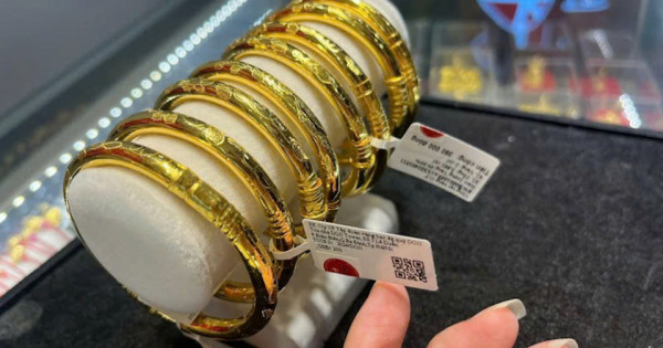 Giá vàng ngày 2/11/2025: SJC biến động nhẹ, vàng thế giới giảm 1%