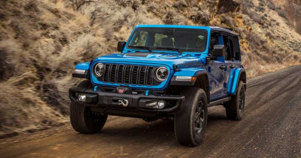 Jeep triệu hồi hơn 320.000 xe hybrid sạc điện do nguy cơ cháy nổ