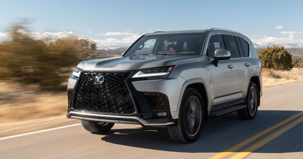 Hơn 7.500 xe Toyota và Lexus bị triệu hồi để khắc phục sự cố