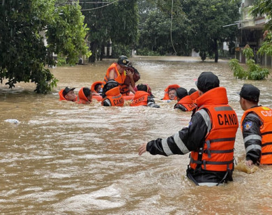 Hướng dẫn cách gửi tín hiệu cứu hộ trong vùng lũ 
