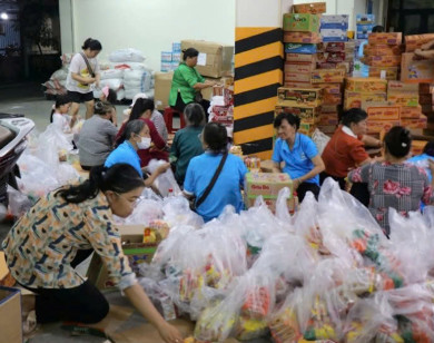 Người dân TP Hồ Chí Minh gửi hàng hoá, nhu yếu phẩm hỗ trợ đồng bào vùng lũ 