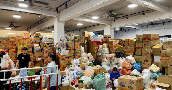 "Núi hàng" Nhà Văn hóa Thanh niên TP Hồ Chí Minh lên xe hướng về vùng lũ