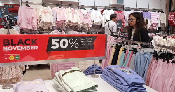 Các cửa hàng "chạy đua" khuyến mại Black Friday nhưng sức mua ảm đạm