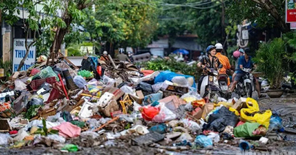 Nghẹn lòng sau lũ: khi những đống rác từng là tài sản một đời