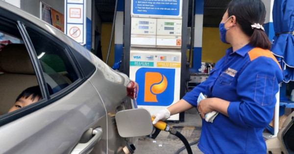 Giá xăng tiếp tục giảm, RON 95 về mức 20.009 đồng/lít 