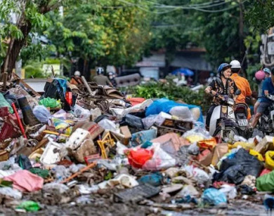 Nghẹn lòng sau lũ: khi những đống rác từng là tài sản một đời