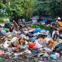 Nghẹn lòng sau lũ: khi những đống rác từng là tài sản một đời