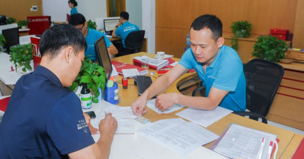 Băn khoăn ngân hàng thu phí quản lý tài khoản