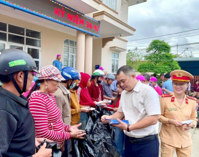 Cần nhiều hơn những mạnh thường quân hướng về đồng bào vùng lũ