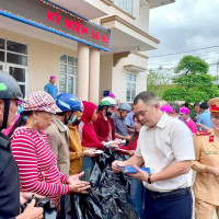 Cần nhiều hơn những mạnh thường quân hướng về đồng bào vùng lũ