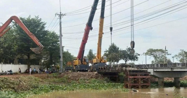 Tây Ninh: xe cẩu quá tải làm sập cầu tạm, giao thông khu vực bị chia cắt