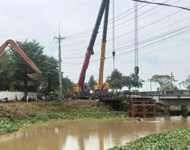 Tây Ninh: xe cẩu quá tải làm sập cầu tạm, giao thông khu vực bị chia cắt