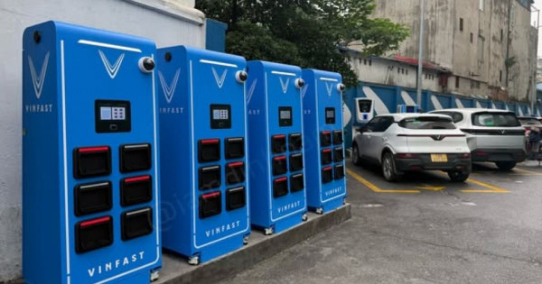 TP Hồ Chí Minh: Đề xuất lắp đặt 20.000 tủ đổi pin xe điện trên vỉa hè