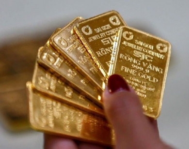 Giá vàng ngày 17/12/2025: Vàng trong nước hạ nhiệt, SJC "bốc hơi" 1,6 triệu đồng/lượng