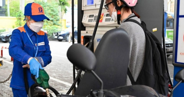 Giá xăng đồng loạt giảm, RON 95 về dưới 20.000 đồng/lít