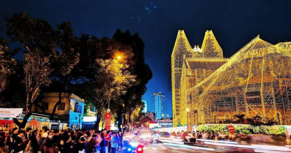 Hà Nội và TP Hồ Chí Minh rực rỡ sắc màu, dòng người đổ về trung tâm đón đêm Giáng sinh