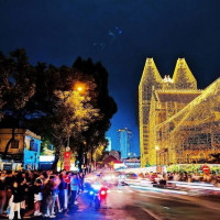 Hà Nội và TP Hồ Chí Minh rực rỡ sắc màu, dòng người đổ về trung tâm đón đêm Giáng sinh