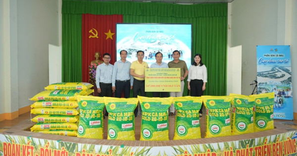 Phân Bón Cà Mau trao gần 20 tấn phân bón hỗ trợ nông dân Đồng Tháp