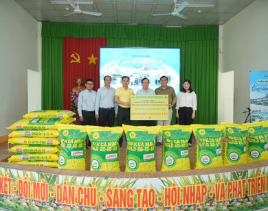 Phân Bón Cà Mau trao gần 20 tấn phân bón hỗ trợ nông dân Đồng Tháp