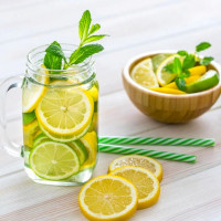 Uống nước chanh ấm vào buổi sáng có tốt không?