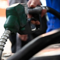 Giá xăng tiếp tục giảm, RON 95 về mức 19.000 đồng/lít