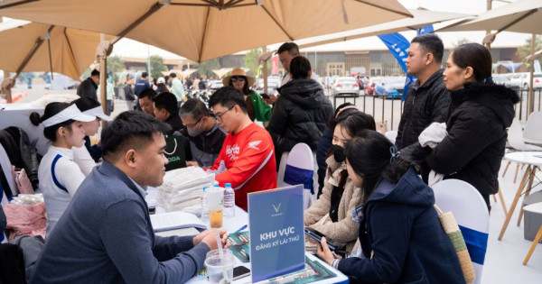 Khách hàng Việt ấn tượng với hệ sinh thái xanh toàn diện của VinFast tại Vietnam Mobility Show 2025