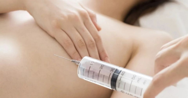 Người phụ nữ bị biến dạng vòng 1 sau tiêm filler làm đẹp