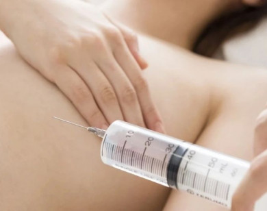 Người phụ nữ bị biến dạng vòng 1 sau tiêm filler làm đẹp