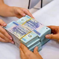 Điều chỉnh tiền lương tối thiểu và bình ổn giá