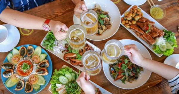 Cách giảm cảm giác đầy bụng sau những bữa liên hoan cuối năm