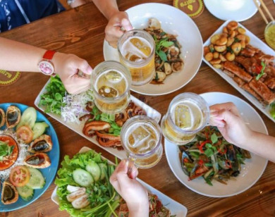 Cách giảm cảm giác đầy bụng sau những bữa liên hoan cuối năm