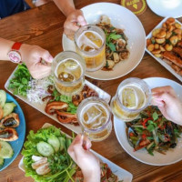 Cách giảm cảm giác đầy bụng sau những bữa liên hoan cuối năm