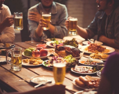 Bí quyết giúp bạn kiểm soát cân nặng trong mùa tiệc tùng cuối năm