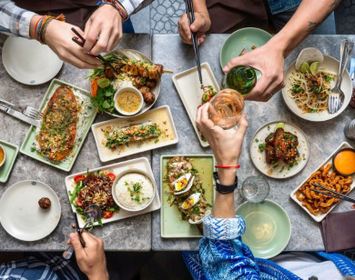 5 bí quyết "vàng" để ăn tiệc thả ga mà không "tàn phá" cơ thể