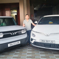 Không muốn quay lại xe xăng, vợ chồng giảng viên ở Hà Tĩnh chốt liền tay 2 xe điện VinFast chỉ trong một năm