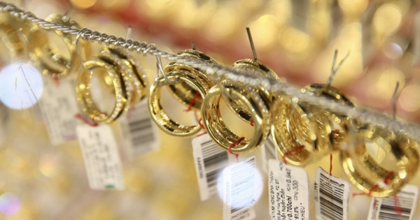 Giá vàng ngày 17/1/2026: Thị trường trong nước "lặng sóng", vàng thế giới chịu áp lực chốt lời