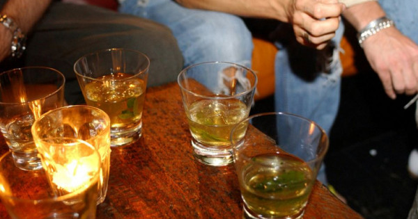 Cách phòng tránh ngộ độc rượu cuối năm