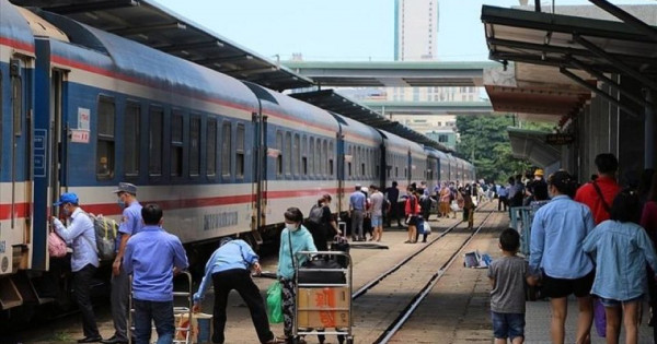 Giá vé tàu Tết 2026 tăng 5-10%, các ngày cao điểm bắt đầu hết vé