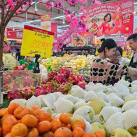 Hà Nội: Siêu thị tăng dự trữ hàng Tết, giảm giá sâu kích cầu mua sắm