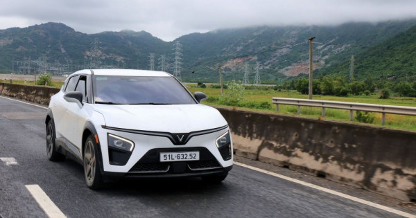 Mua VinFast VF 7 chơi Tết: Hỗ trợ 6%, 0 đồng trả trước, 0 đồng trước bạ, sạc miễn phí