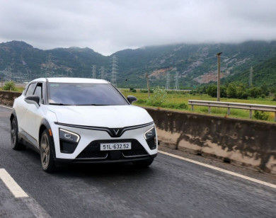 Mua VinFast VF 7 chơi Tết: Hỗ trợ 6%, 0 đồng trả trước, 0 đồng trước bạ, sạc miễn phí