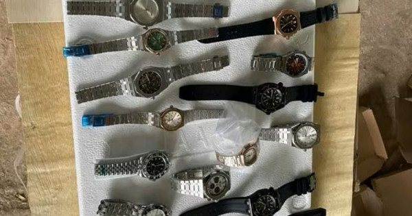 Thu giữ gần 900 đồng hồ giả nhãn hiệu Patek Philippe, Rolex, Hublot