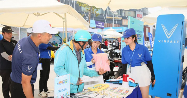 Ngày hội “Đổi xăng lấy điện” khuấy động TP Hồ Chí Minh, hàng trăm khách hàng “tậu” xe điện VinFast tại chỗ