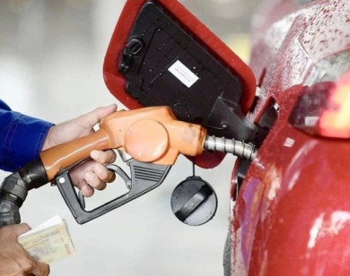 Giá xăng tăng nhẹ, RON 95 lên mức 18.880 đồng/lít