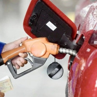 Giá xăng tăng nhẹ, RON 95 lên mức 18.880 đồng/lít