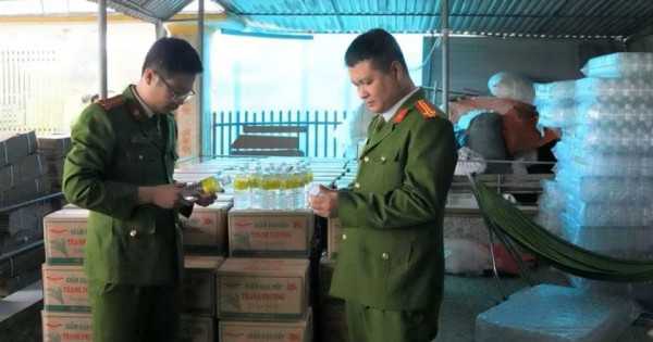 Nghệ An: Triệt phá cơ sở sản xuất hơn 60.000 lít giấm giả