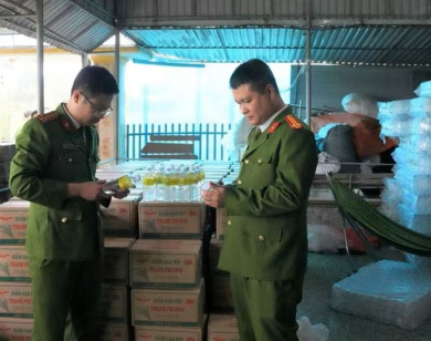 Nghệ An: Triệt phá cơ sở sản xuất hơn 60.000 lít giấm giả