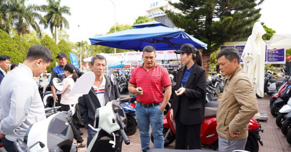 Rầm rộ chốt đơn cận Tết, “Đổi xăng lấy điện” giúp người dân tậu xe máy điện du xuân