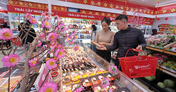 Không cần đi xa, Tết vẫn đủ đầy: Siêu thị mini hút khách mùa cao điểm